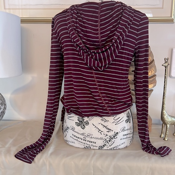 Cabi maroon pull over sweatshirt - Picture 4 of 6